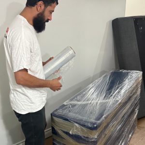mover wrapping furniture