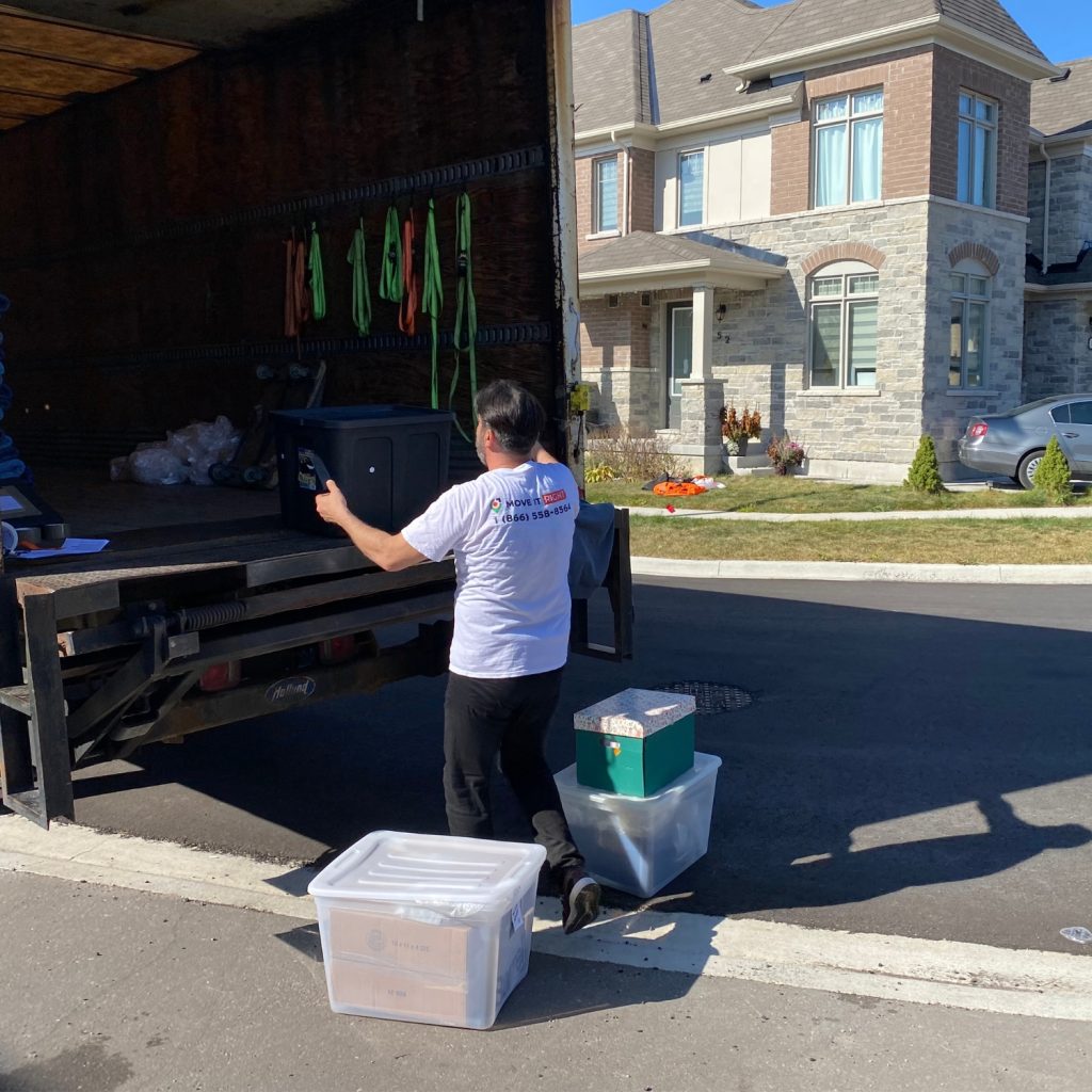 mover packing truck for long distance moving