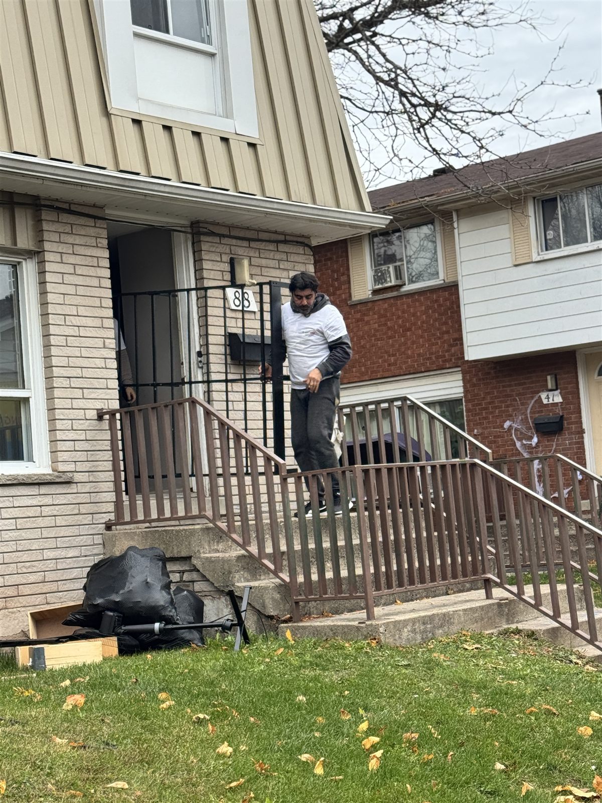 Move It Right mover at Mississauga residential home during family relocation